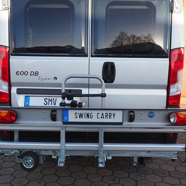 SMV Swing Carry montiert und hochgeklappt am Heck eines Campers.