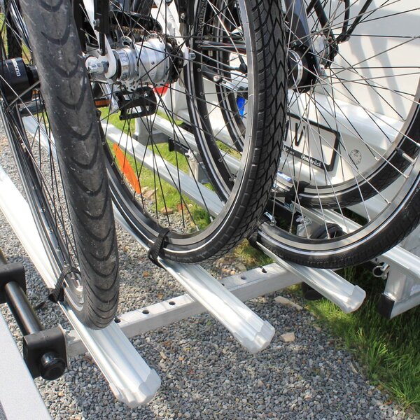 Vier Fahrräder fixiert in den Schienen auf dem SMV Rad Max Bike exklusiv.